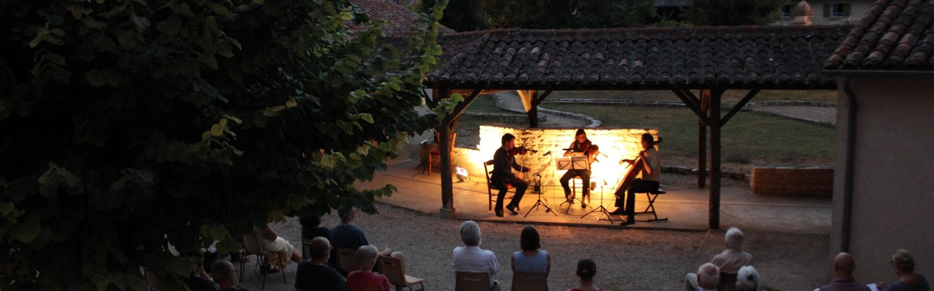 Une photo d'un concert en plein air à Vouzailles