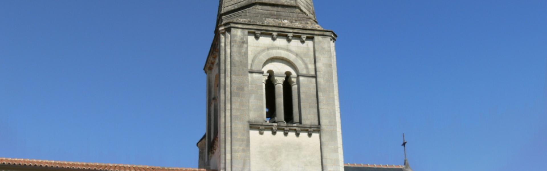 Une photo de l'Eglise de Mazeuil qui présente un joli clocher pointu très typique