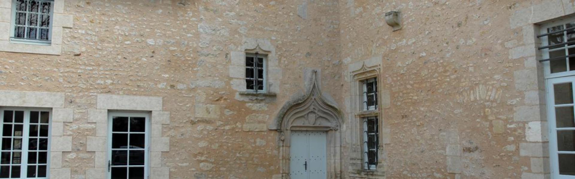Une vue de la coût du château d'Ayron avec le château présent sur toute la photo