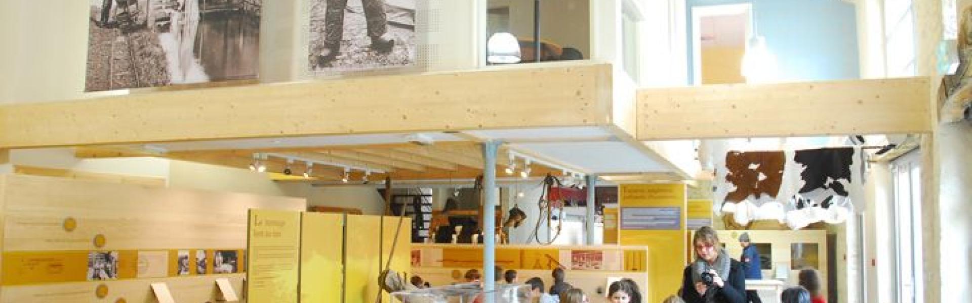 Une photo de la cité des tanneurs avec des visiteurs.