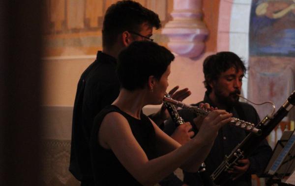 Une photo avec trois musiciens dans l'église de Charrais