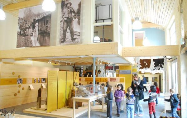 Une photo de la cité des tanneurs avec des visiteurs.