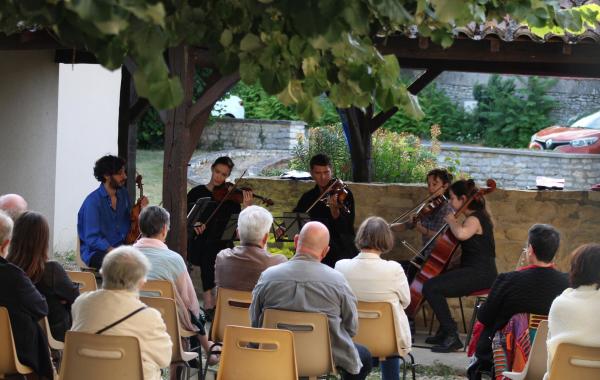 Concert en plein air à Vouzailles