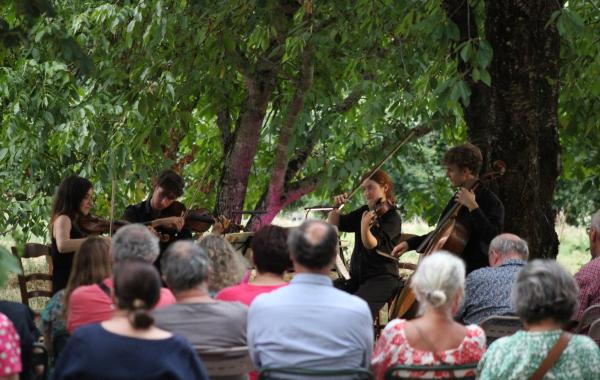 Un concert dans les jardins de la Maison Tassin à Neuville