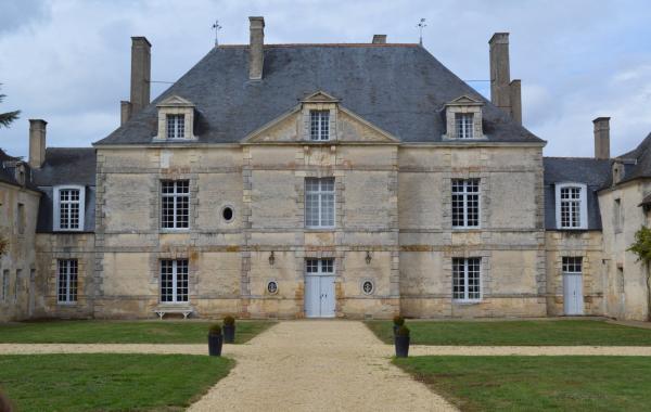Vue du château de la chèze et de sa cour