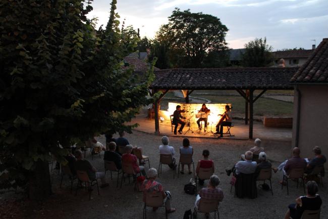 Une photo d'un concert en plein air à Vouzailles