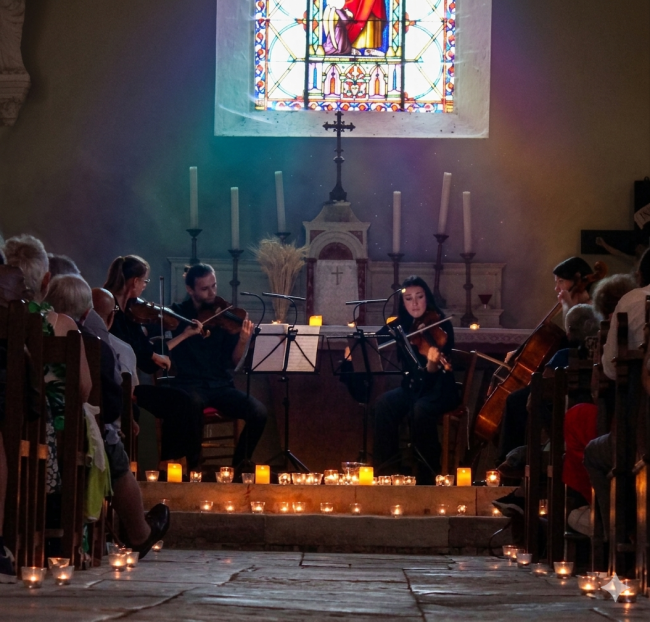 Un concert à la Chapelle de Nesdes avec des bougies