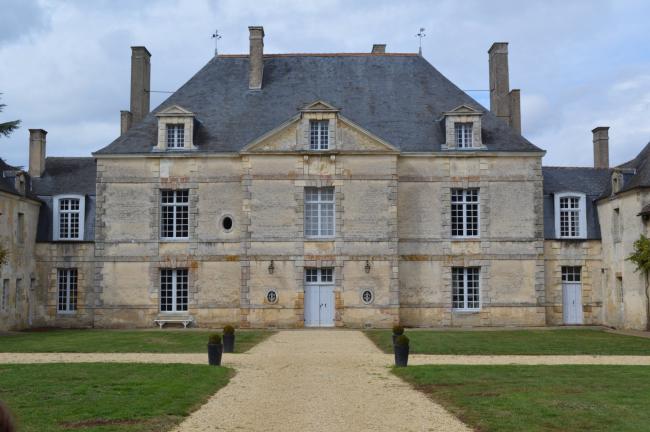 Vue du château de la chèze et de sa cour