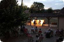 Une photo d'un concert en plein air à Vouzailles