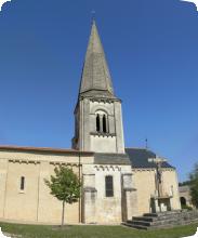 Une photo de l'Eglise de Mazeuil qui présente un joli clocher pointu très typique