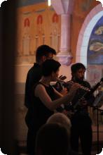 Une photo avec trois musiciens dans l'église de Charrais