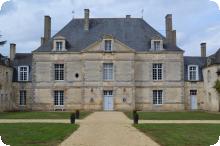 Vue du château de la chèze et de sa cour