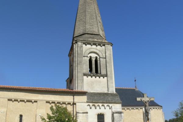 Une photo de l'Eglise de Mazeuil qui présente un joli clocher pointu très typique
