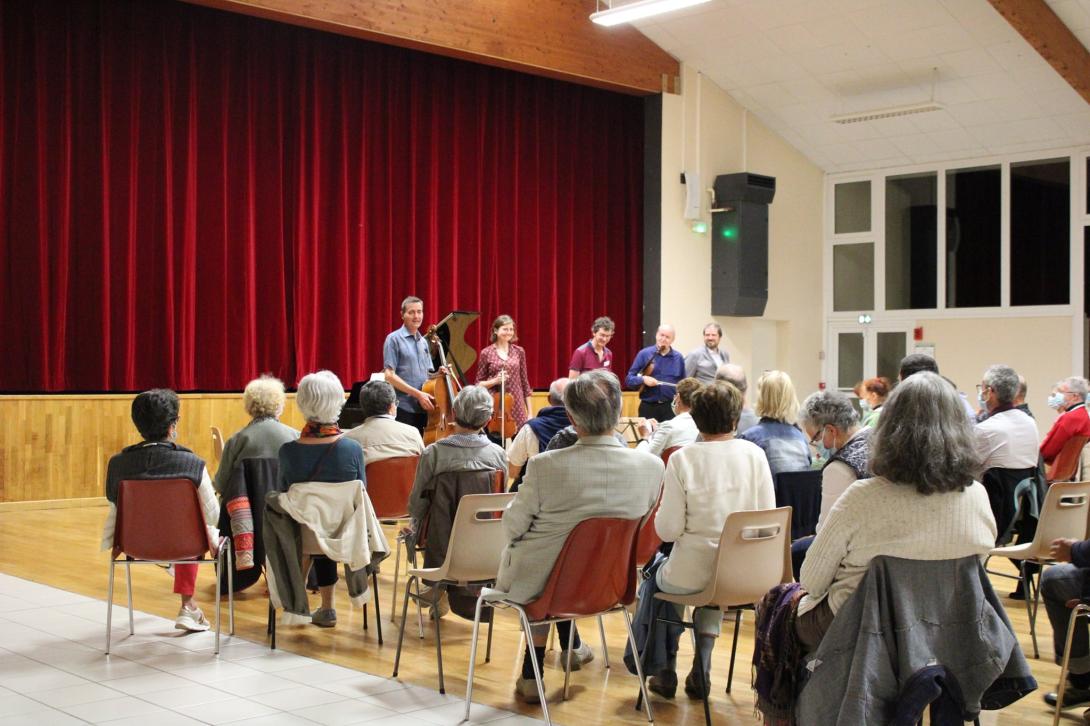 Du public applaudit des artistes dans la salle de Cissé 