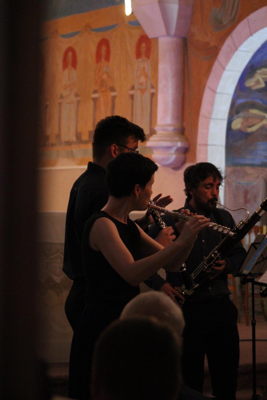 Une photo avec trois musiciens dans l'église de Charrais